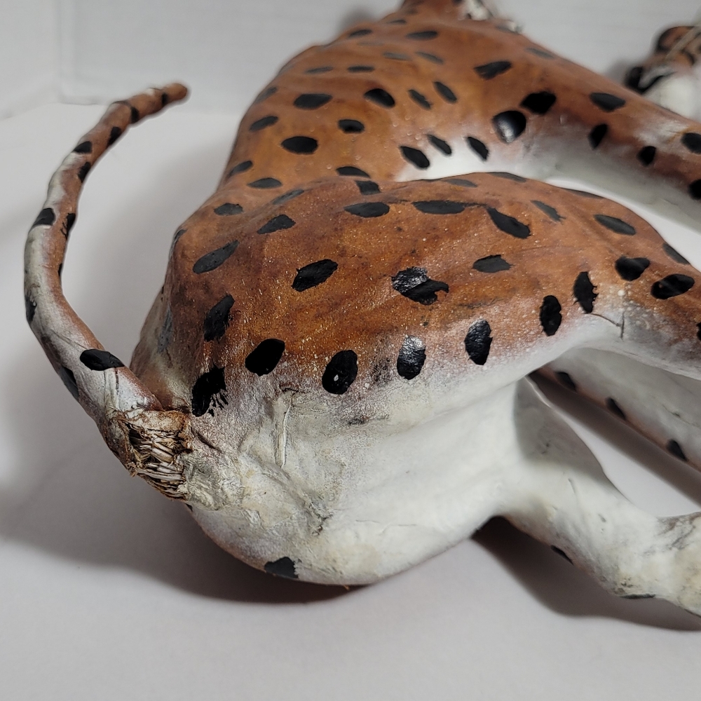 Pair of Regal Cheetah Statues RARE repaired - Picture 8 of 14